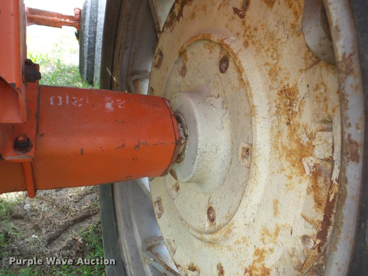 image for item BI9561 1969 Allis Chalmers Two-Twenty tractor