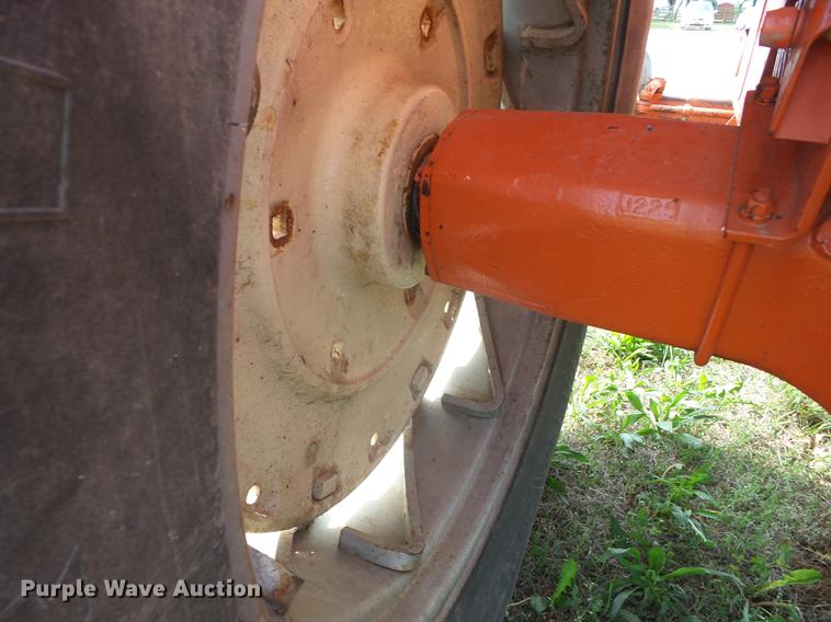 image for item BI9561 1969 Allis Chalmers Two-Twenty tractor