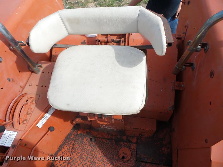 image for item BI9561 1969 Allis Chalmers Two-Twenty tractor