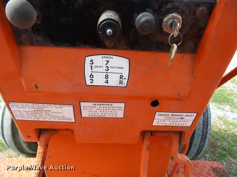 image for item BI9561 1969 Allis Chalmers Two-Twenty tractor