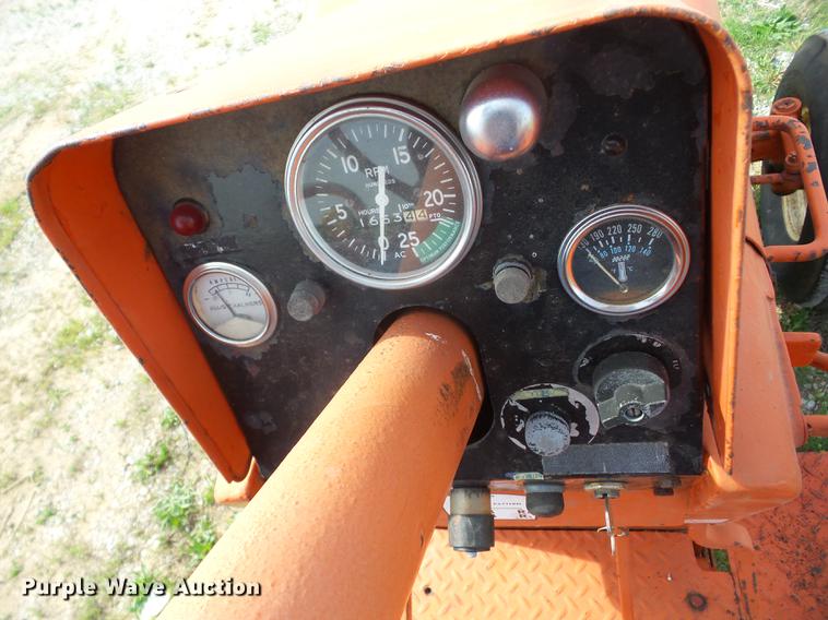 image for item BI9561 1969 Allis Chalmers Two-Twenty tractor
