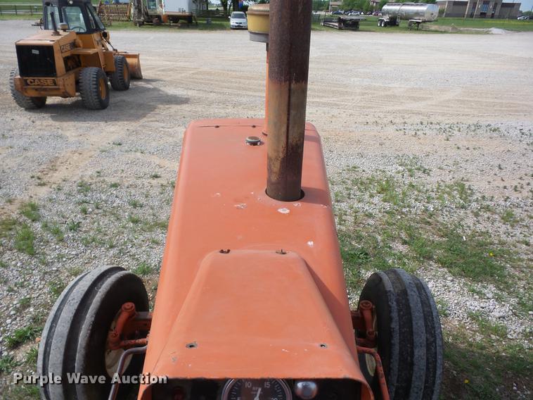 image for item BI9561 1969 Allis Chalmers Two-Twenty tractor