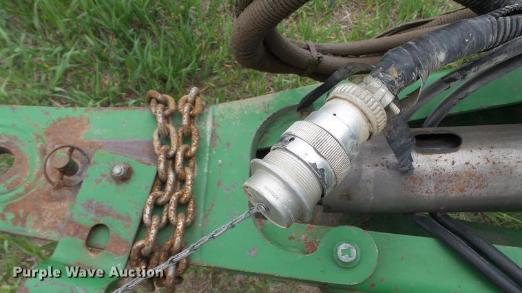 image for item DC4204 1998 John Deere 566 round baler