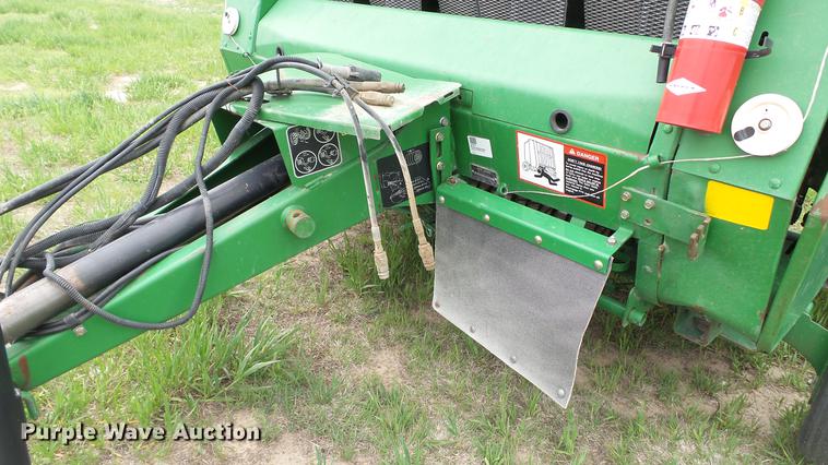 image for item DC4204 1998 John Deere 566 round baler