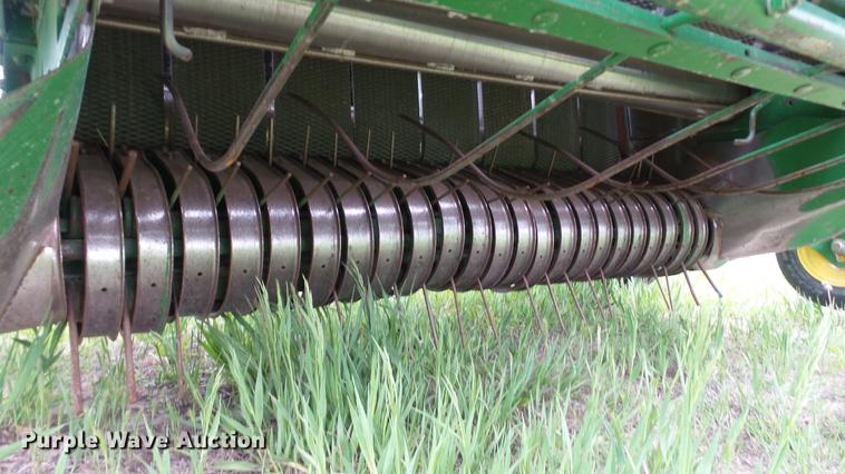image for item DC4204 1998 John Deere 566 round baler