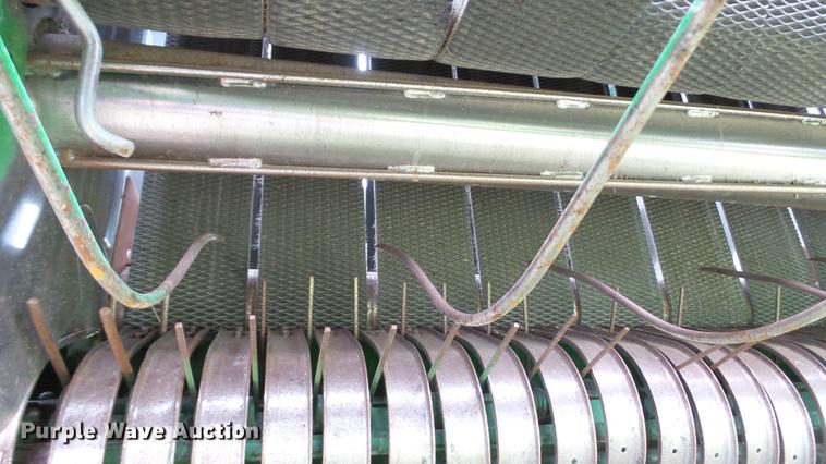 image for item DC4204 1998 John Deere 566 round baler