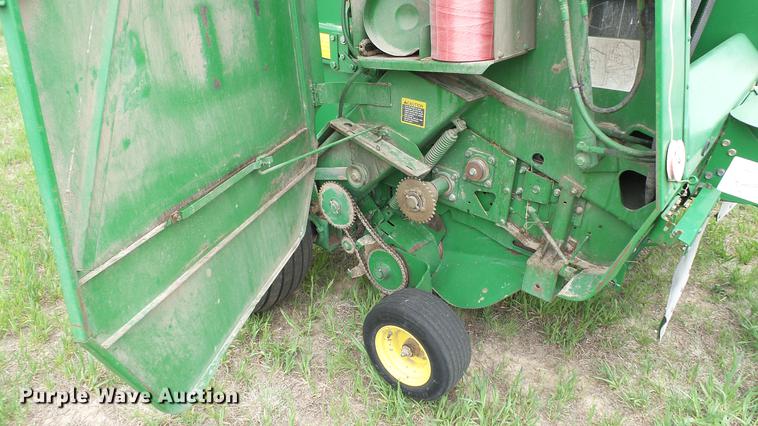 image for item DC4204 1998 John Deere 566 round baler