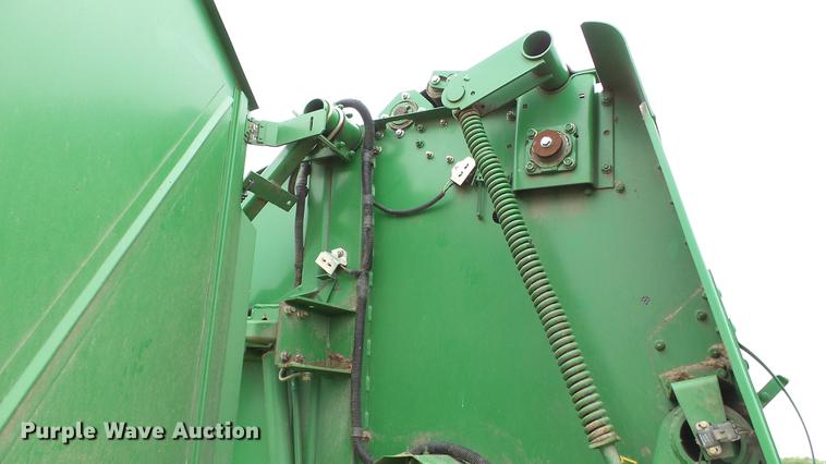 image for item DC4204 1998 John Deere 566 round baler