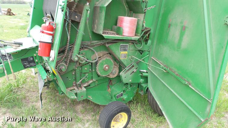 image for item DC4204 1998 John Deere 566 round baler