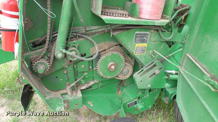 image for item DC4204 1998 John Deere 566 round baler