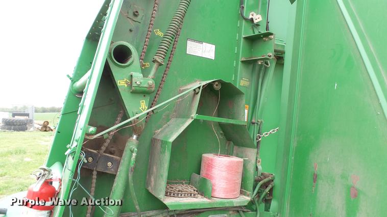 image for item DC4204 1998 John Deere 566 round baler