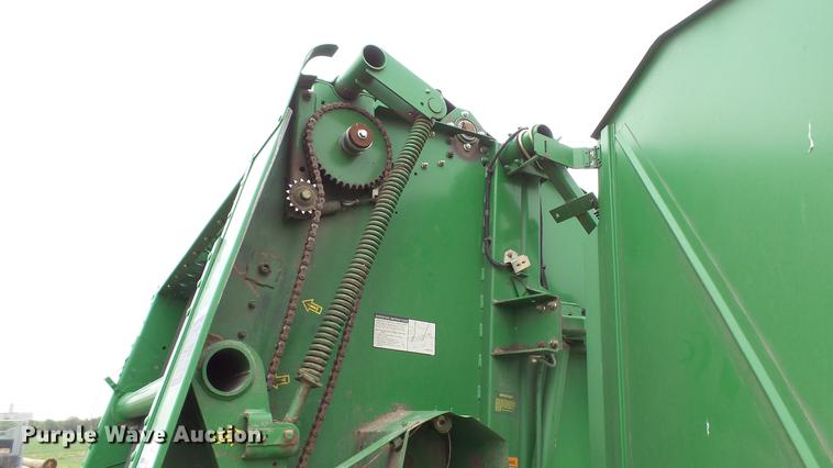 image for item DC4204 1998 John Deere 566 round baler