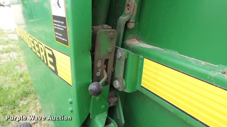 image for item DC4204 1998 John Deere 566 round baler