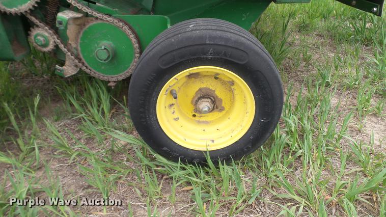 image for item DC4204 1998 John Deere 566 round baler