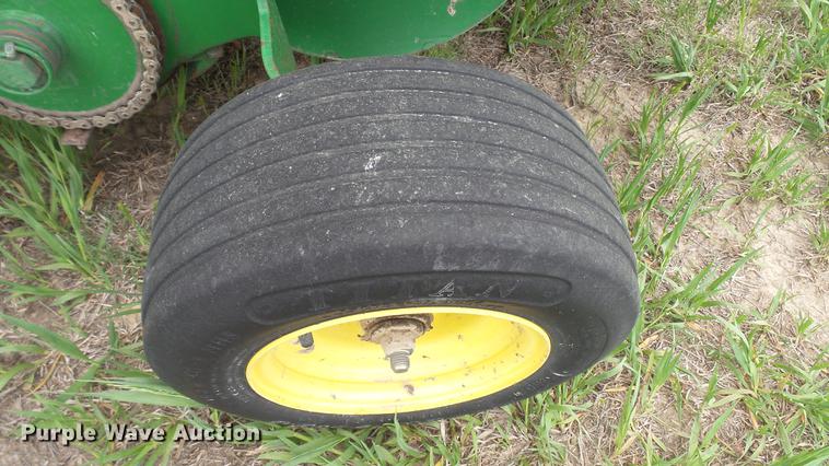 image for item DC4204 1998 John Deere 566 round baler