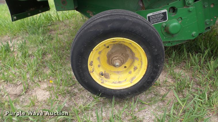 image for item DC4204 1998 John Deere 566 round baler