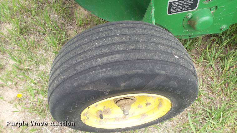 image for item DC4204 1998 John Deere 566 round baler