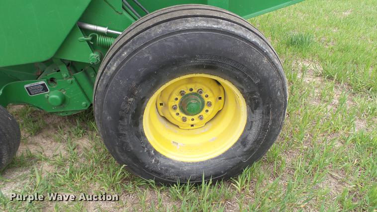 image for item DC4204 1998 John Deere 566 round baler
