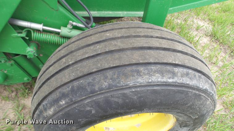 image for item DC4204 1998 John Deere 566 round baler