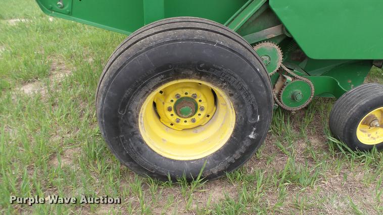 image for item DC4204 1998 John Deere 566 round baler