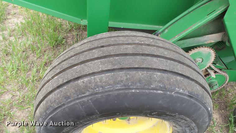 image for item DC4204 1998 John Deere 566 round baler