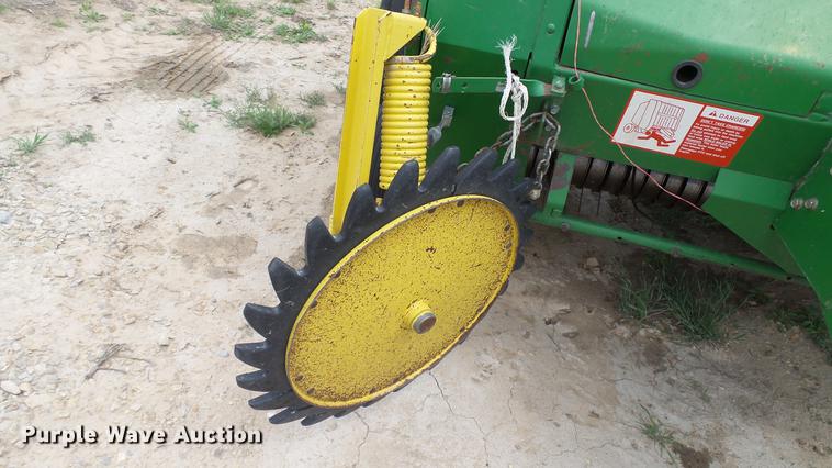 image for item DC4205 1993 John Deere 535 round baler