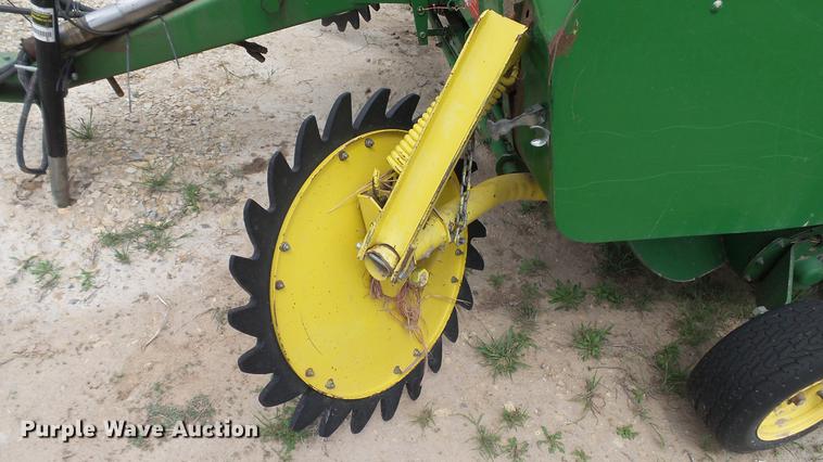image for item DC4205 1993 John Deere 535 round baler