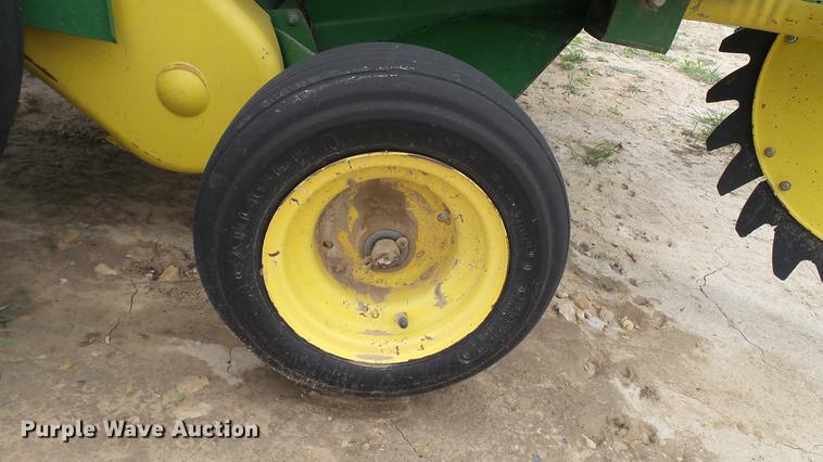 image for item DC4205 1993 John Deere 535 round baler