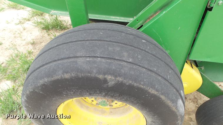 image for item DC4205 1993 John Deere 535 round baler