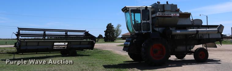image for item DC7562 1977 Gleaner L2 combine