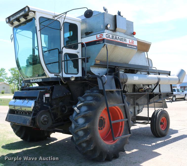 image for item DC7562 1977 Gleaner L2 combine