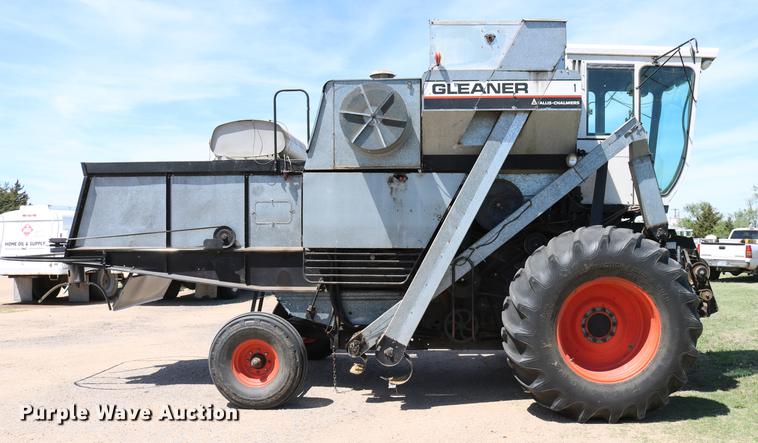 image for item DC7562 1977 Gleaner L2 combine