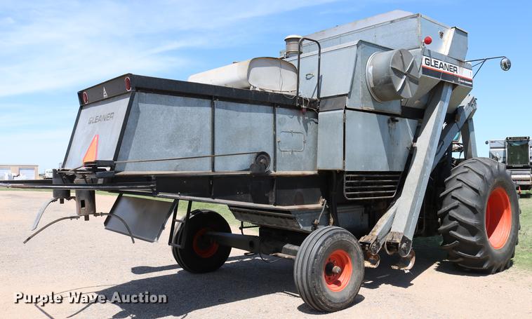image for item DC7562 1977 Gleaner L2 combine