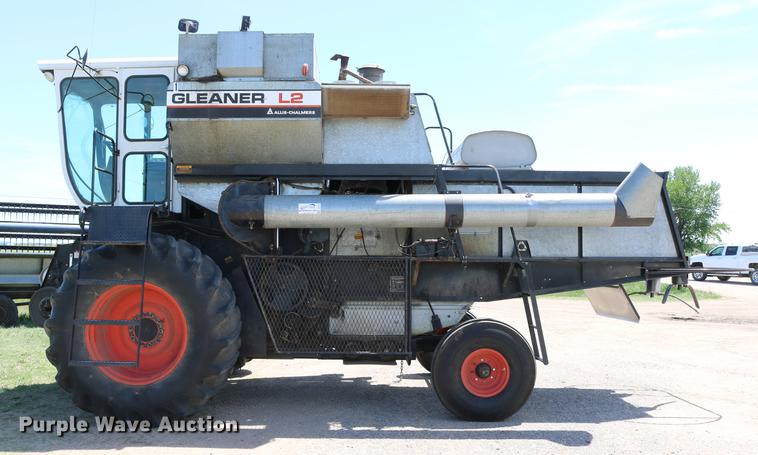 image for item DC7562 1977 Gleaner L2 combine