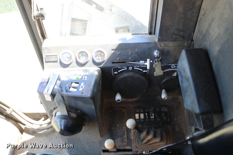 image for item DC7562 1977 Gleaner L2 combine