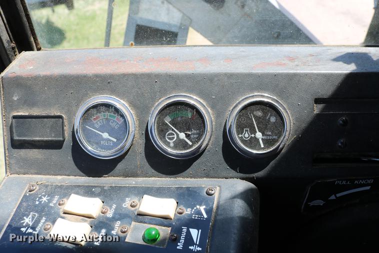 image for item DC7562 1977 Gleaner L2 combine