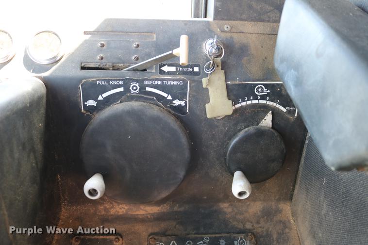 image for item DC7562 1977 Gleaner L2 combine