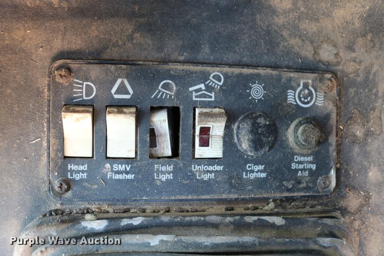 image for item DC7562 1977 Gleaner L2 combine