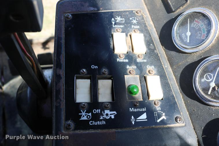 image for item DC7562 1977 Gleaner L2 combine