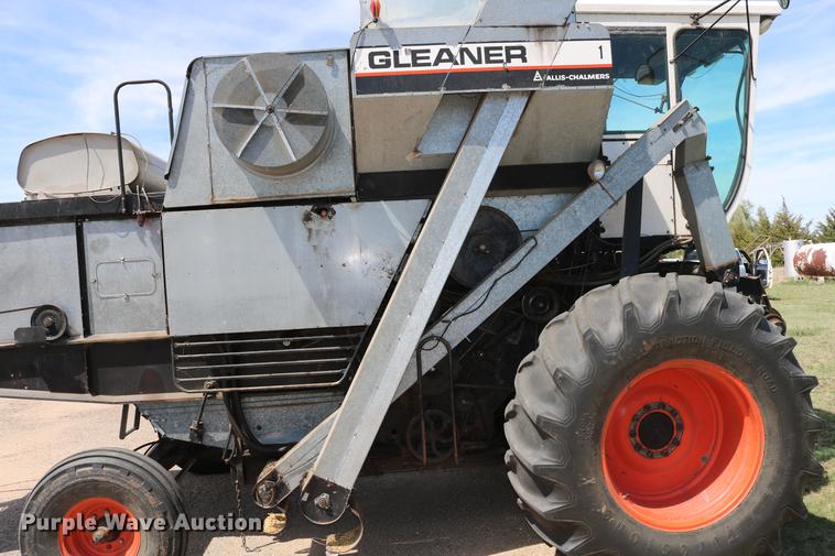 image for item DC7562 1977 Gleaner L2 combine