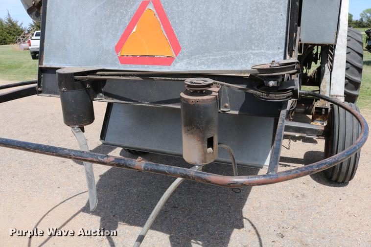 image for item DC7562 1977 Gleaner L2 combine