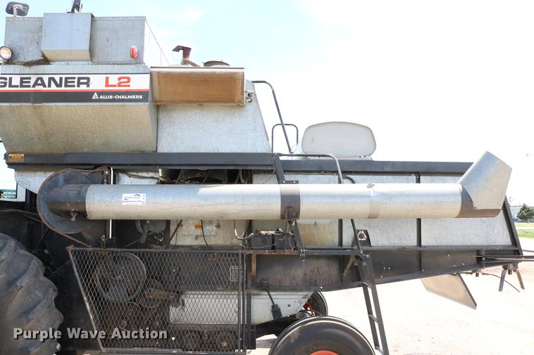image for item DC7562 1977 Gleaner L2 combine