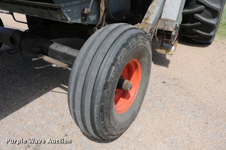 image for item DC7562 1977 Gleaner L2 combine