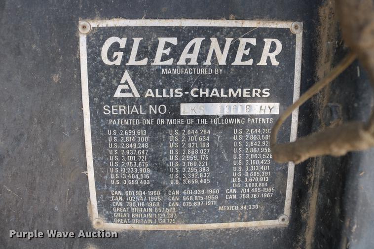 image for item DC7562 1977 Gleaner L2 combine