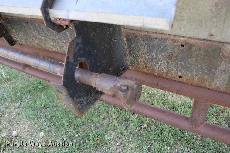 image for item DC7562 1977 Gleaner L2 combine