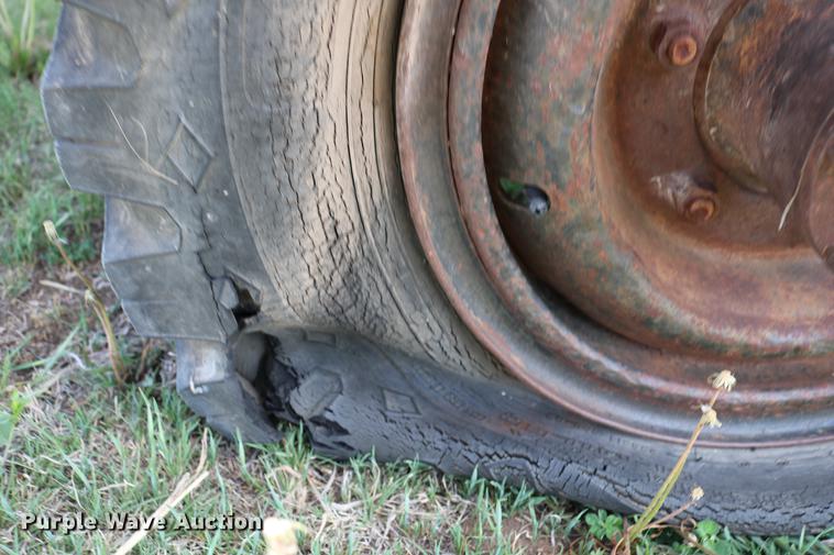 image for item DC7562 1977 Gleaner L2 combine