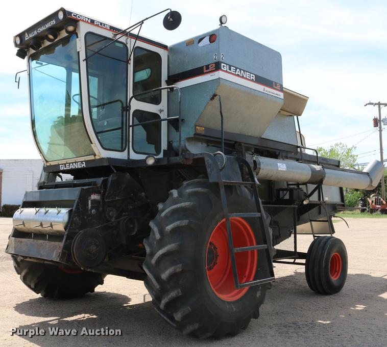 image for item DC7563 1981 Gleaner L2 combine