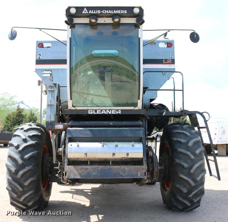 image for item DC7563 1981 Gleaner L2 combine