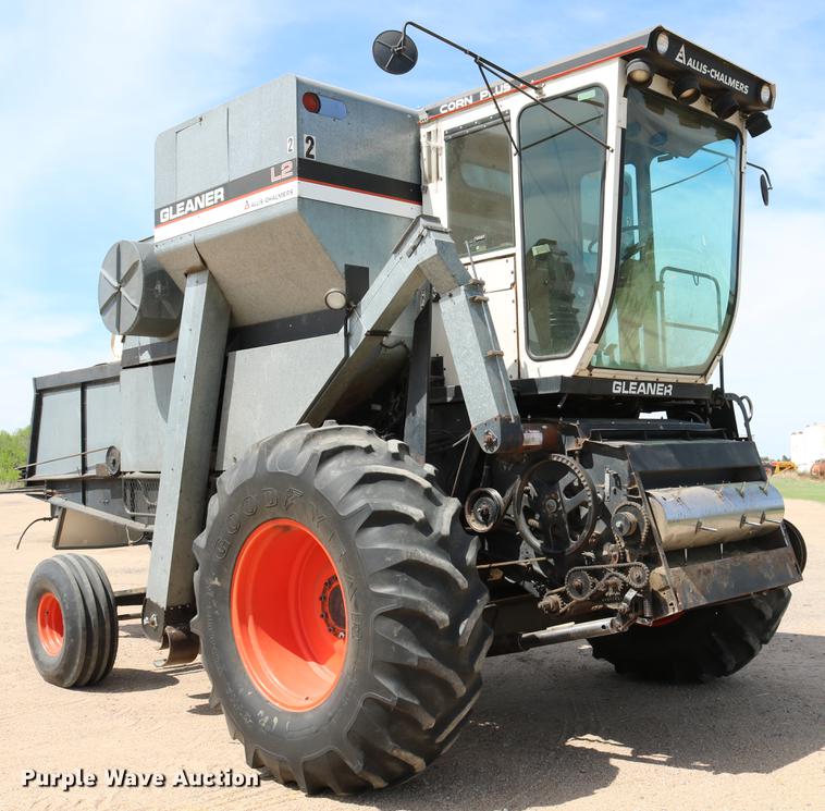 image for item DC7563 1981 Gleaner L2 combine