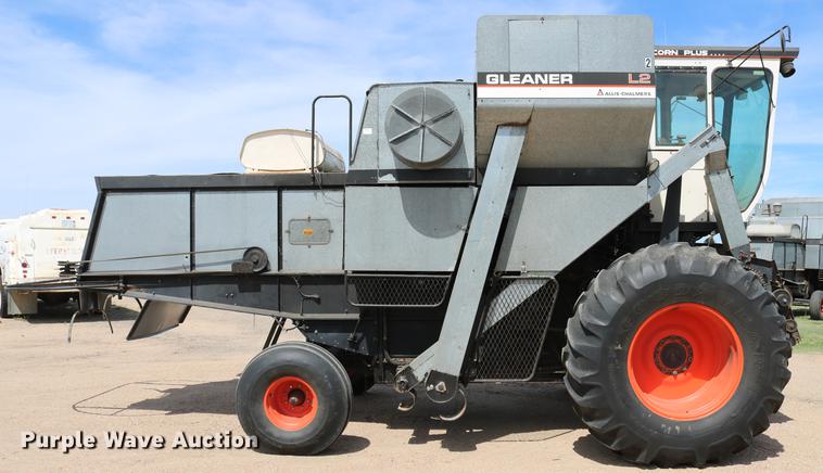 image for item DC7563 1981 Gleaner L2 combine